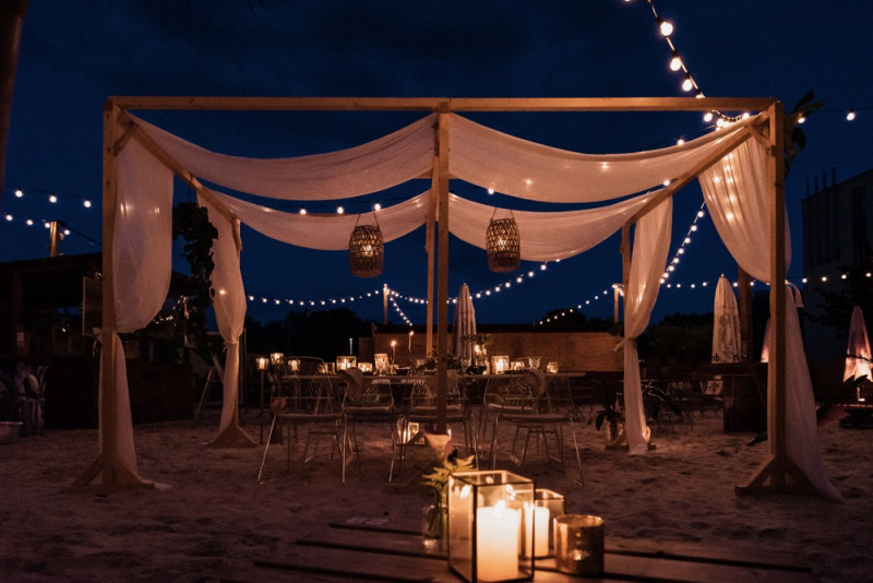 Eine Tropical Beach Bar Wedding in Apricot, Berry und Creme-Pink