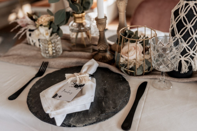 Eine Boho-Glam Schiffshochzeit mit tollen Brautlooks auf der MS Karlsruhe im Hafenbecken