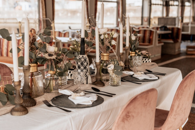 Eine Boho-Glam Schiffshochzeit mit tollen Brautlooks auf der MS Karlsruhe im Hafenbecken Tischderkoation Bohohochzeit