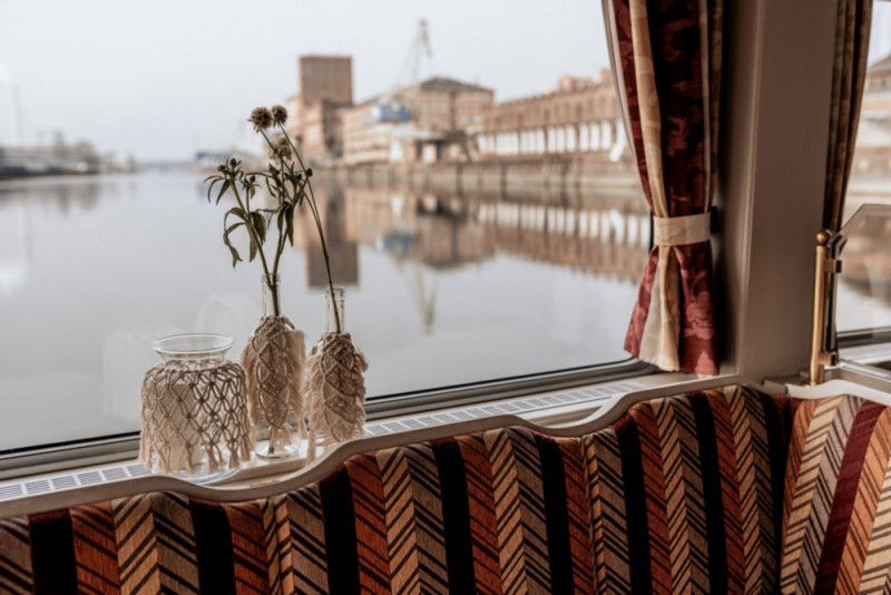 Eine Boho-Glam Schiffshochzeit mit tollen Brautlooks auf der MS Karlsruhe im Hafenbecken