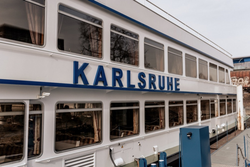 Eine Boho-Glam Schiffshochzeit mit tollen Brautlooks auf der MS Karlsruhe im Hafenbecken