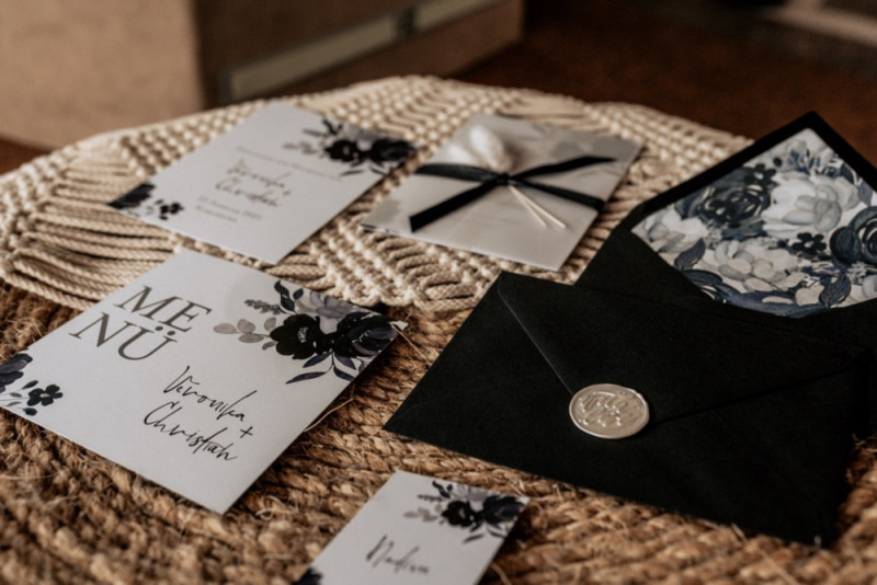 Eine Boho-Glam Schiffshochzeit mit tollen Brautlooks auf der MS Karlsruhe im Hafenbecken