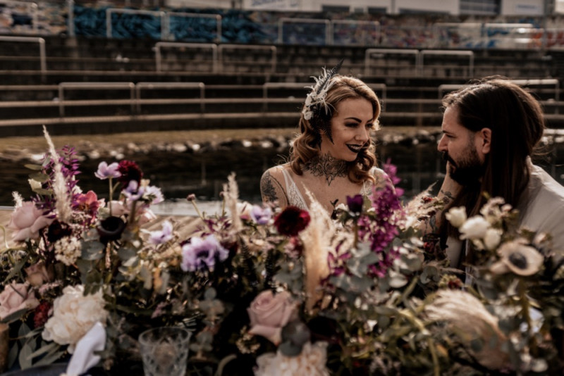 Eine Boho-Glam Schiffshochzeit mit tollen Brautlooks auf der MS Karlsruhe im Hafenbecken