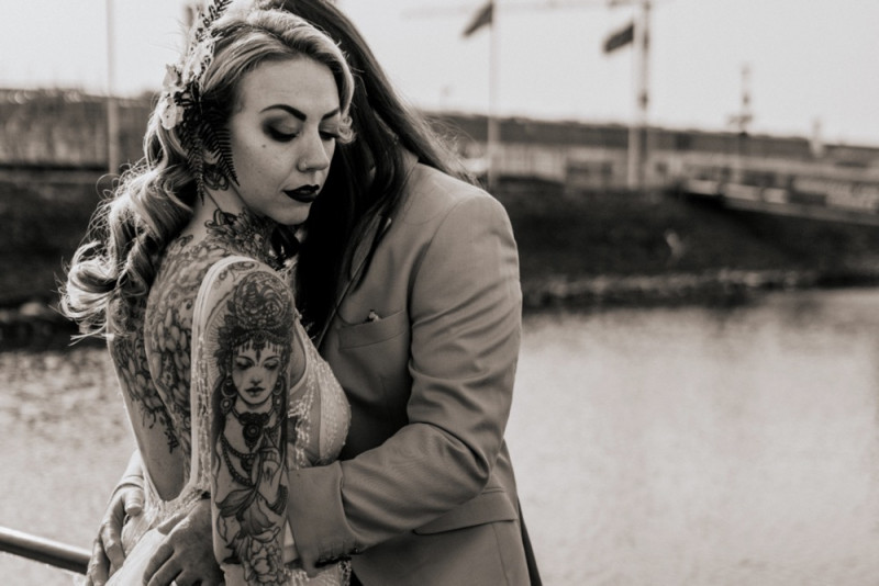 Eine Boho-Glam Schiffshochzeit mit tollen Brautlooks auf der MS Karlsruhe im Hafenbecken