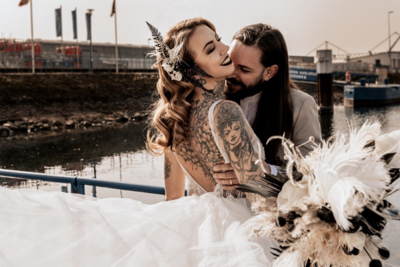 Eine Boho-Glam Schiffshochzeit mit tollen Brautlooks auf der MS Karlsruhe im Hafenbecken
