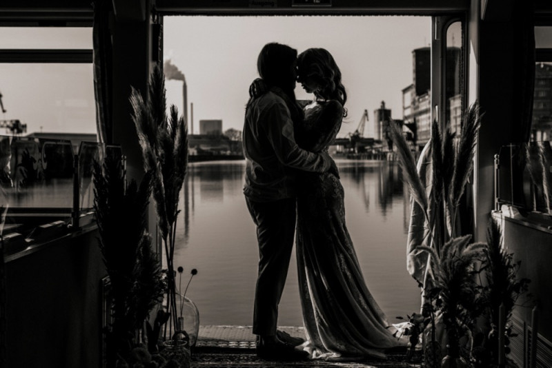 Eine Boho-Glam Schiffshochzeit mit tollen Brautlooks auf der MS Karlsruhe im Hafenbecken