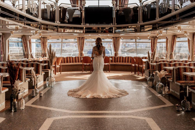 Eine Boho-Glam Schiffshochzeit mit tollen Brautlooks auf der MS Karlsruhe im Hafenbecken