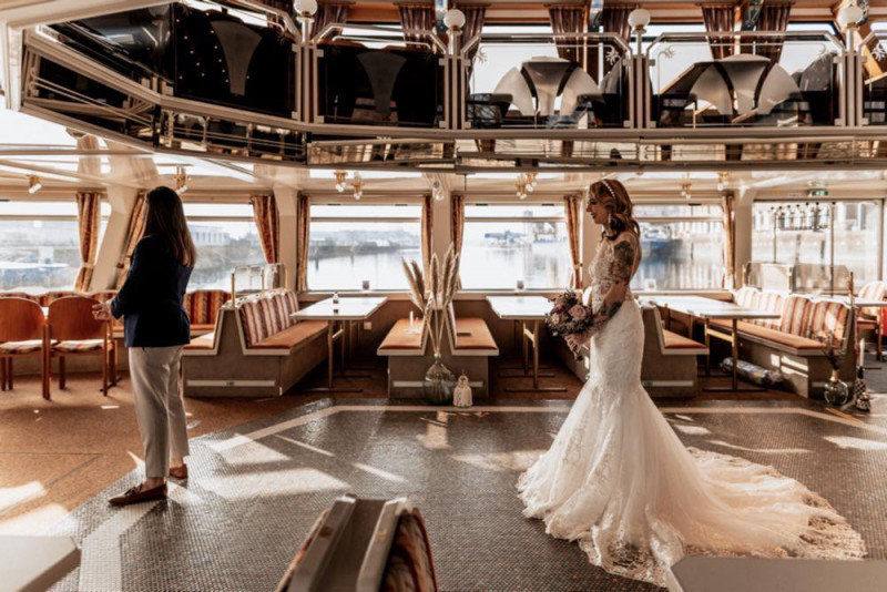 Eine Boho-Glam Schiffshochzeit mit tollen Brautlooks auf der MS Karlsruhe im Hafenbecken