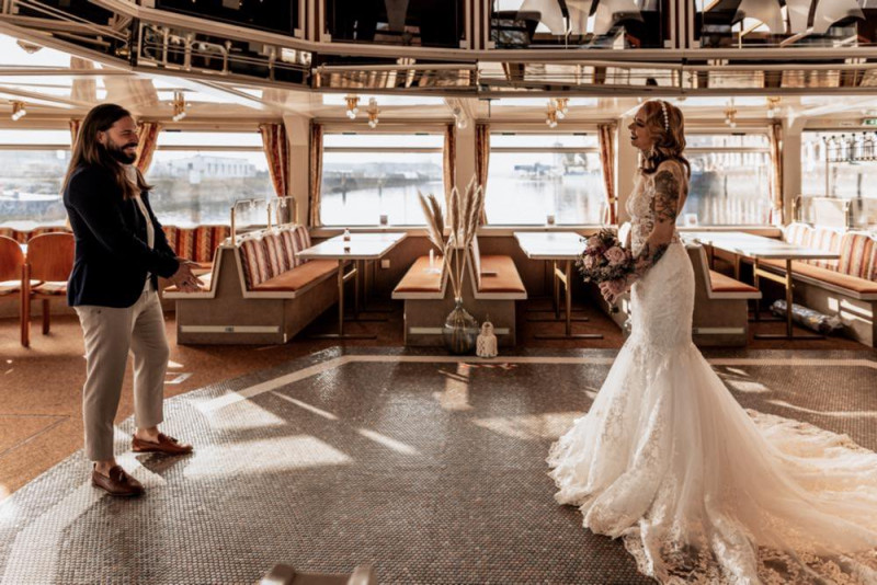 Eine Boho-Glam Schiffshochzeit mit tollen Brautlooks auf der MS Karlsruhe im Hafenbecken