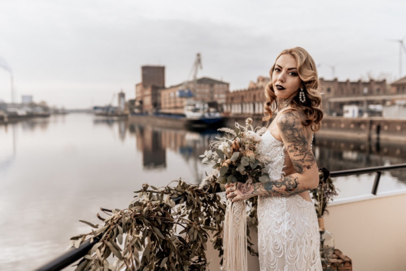 Eine Boho-Glam Schiffshochzeit mit tollen Brautlooks auf der MS Karlsruhe im Hafenbecken