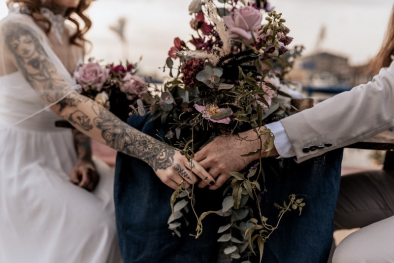 Eine Boho-Glam Schiffshochzeit mit tollen Brautlooks auf der MS Karlsruhe im Hafenbecken