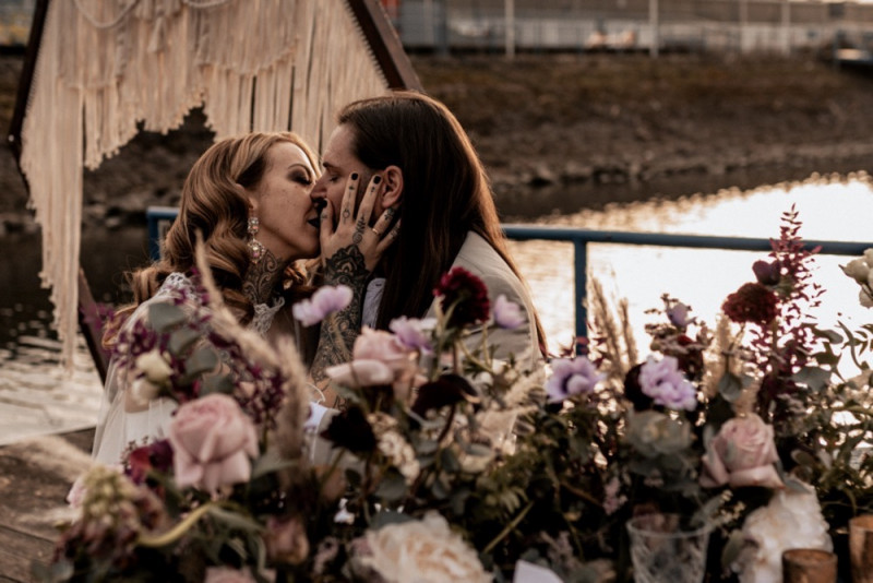 Eine Boho-Glam Schiffshochzeit mit tollen Brautlooks auf der MS Karlsruhe im Hafenbecken
