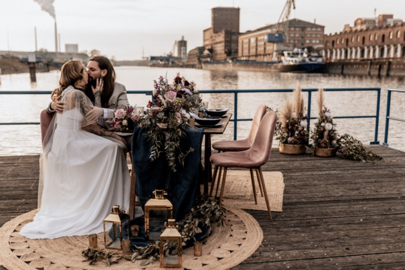 Eine Boho-Glam Schiffshochzeit mit tollen Brautlooks auf der MS Karlsruhe im Hafenbecken