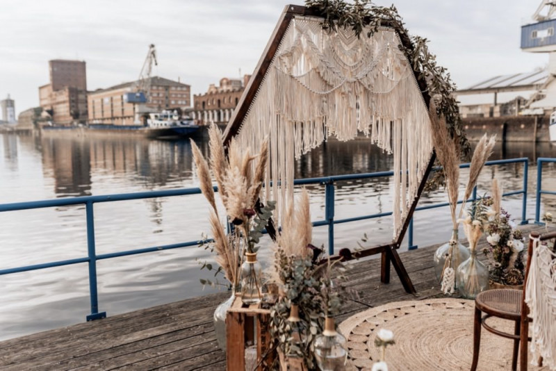 Eine Boho-Glam Schiffshochzeit mit tollen Brautlooks auf der MS Karlsruhe im Hafenbecken