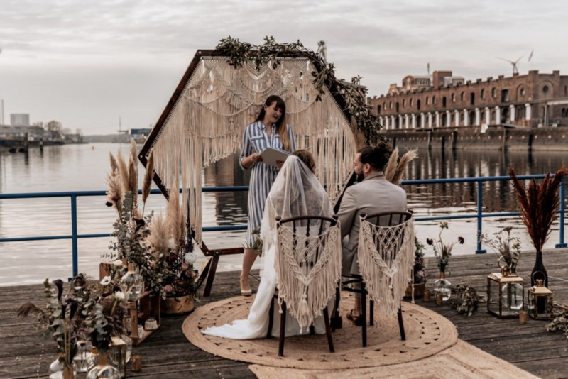 Eine Boho-Glam Schiffshochzeit mit tollen Brautlooks auf der MS Karlsruhe im Hafenbecken