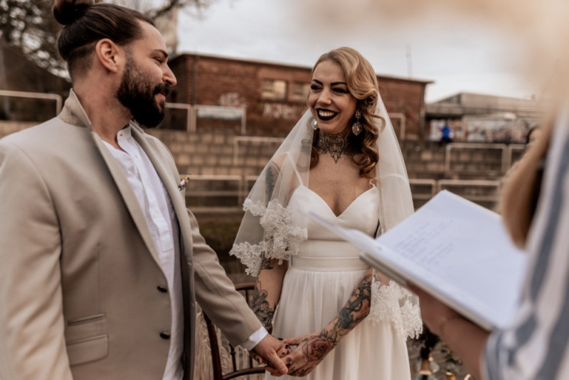 Eine Boho-Glam Schiffshochzeit mit tollen Brautlooks auf der MS Karlsruhe im Hafenbecken