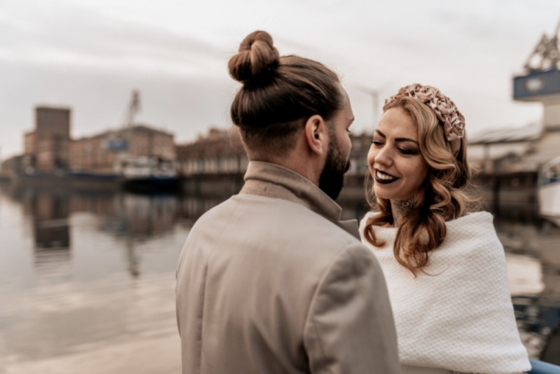 Eine Boho-Glam Schiffshochzeit mit tollen Brautlooks auf der MS Karlsruhe im Hafenbecken