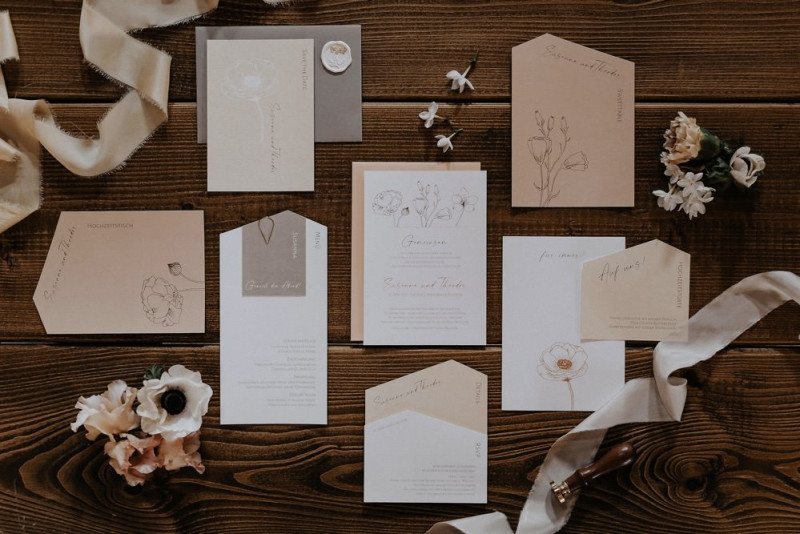 Eine moderne Scheunenhochzeit in Taupe, Apricot, Altrose und Terracotta voller Leichtigkeit in der Seescheune Hochzeitspapeterie in Taupe, Grau und Apricot