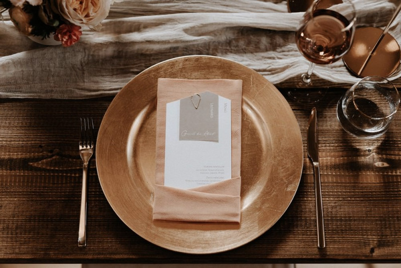 Eine moderne Scheunenhochzeit in Taupe, Apricot, Altrose und Terracotta voller Leichtigkeit in der Seescheune