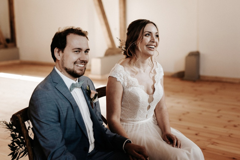 Eine moderne Scheunenhochzeit in Taupe, Apricot, Altrose und Terracotta voller Leichtigkeit in der Seescheune