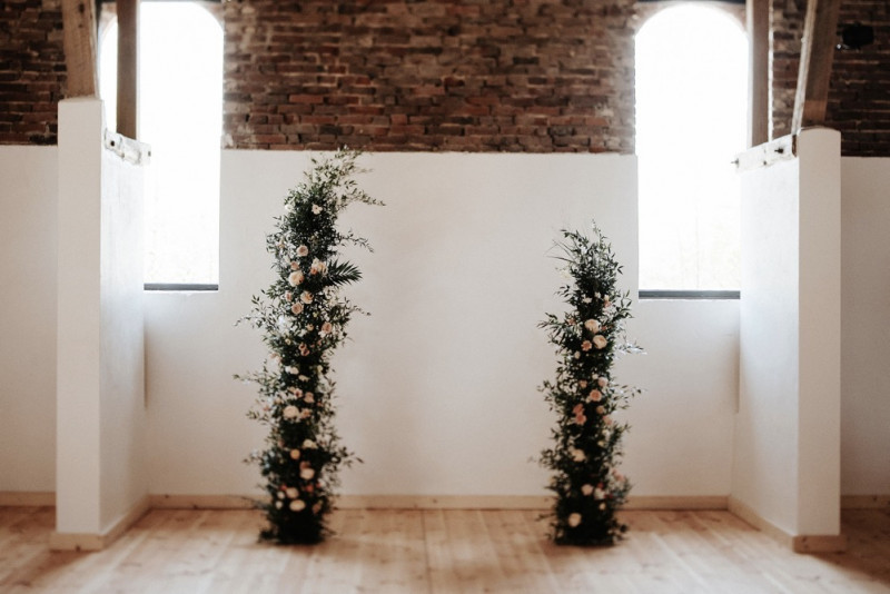 Eine moderne Scheunenhochzeit in Taupe, Apricot, Altrose und Terracotta voller Leichtigkeit in der Seescheune
