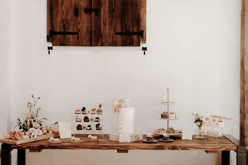 Eine moderne Scheunenhochzeit in Taupe, Apricot, Altrose und Terracotta voller Leichtigkeit in der Seescheune