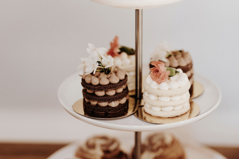 Eine moderne Scheunenhochzeit in Taupe, Apricot, Altrose und Terracotta voller Leichtigkeit in der Seescheune