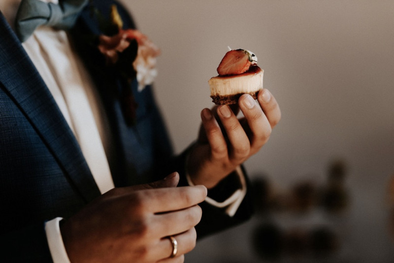Eine moderne Scheunenhochzeit in Taupe, Apricot, Altrose und Terracotta voller Leichtigkeit in der Seescheune