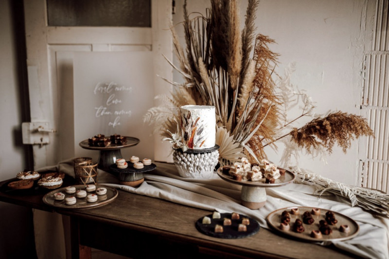 Eine Hochzeit mit rustikalem Farm Charme im Industrial Stil mit Boho-Ibiza Vibes Sweet Table Boho Hochzeit