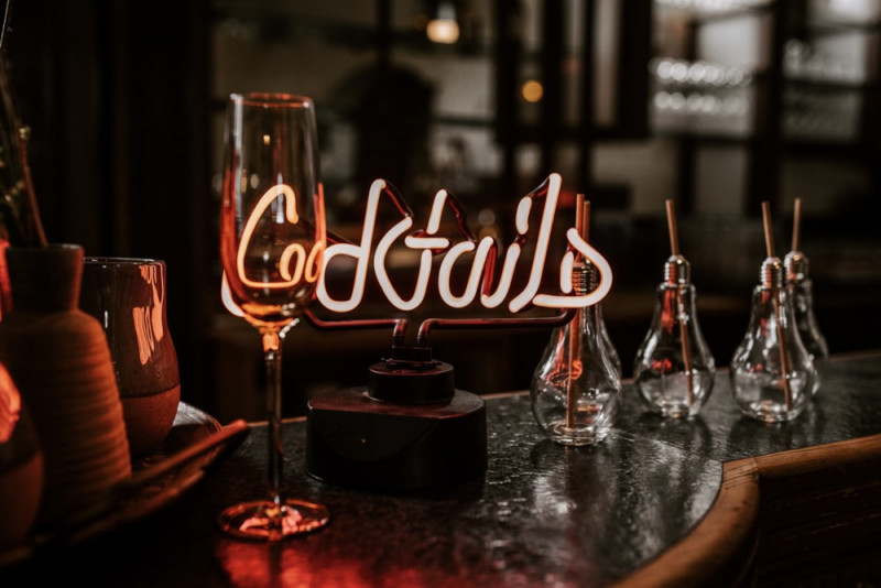 Eine Hochzeit mit rustikalem Farm Charme im Industrial Stil mit Boho-Ibiza Vibes Barschild, Hochzeitsschild, Hochzeitsdekoration, Neonschild