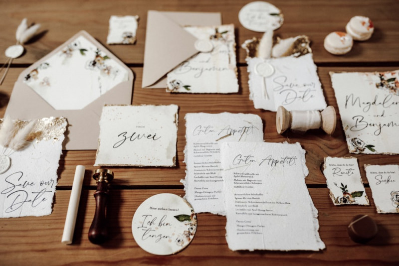 Eine Hochzeit mit rustikalem Farm Charme im Industrial Stil mit Boho-Ibiza Vibes Hochzeitspapeterie Bohohochzeit in Weiß und Beige