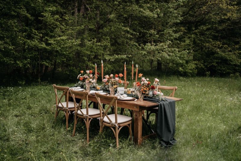 Eine bunte Waldhochzeit in dunklem Grün, Blush, Rot, Gold und Orange