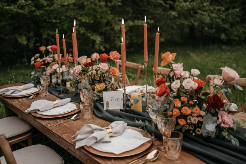 Eine bunte Waldhochzeit in dunklem Grün, Blush, Rot, Gold und Orange