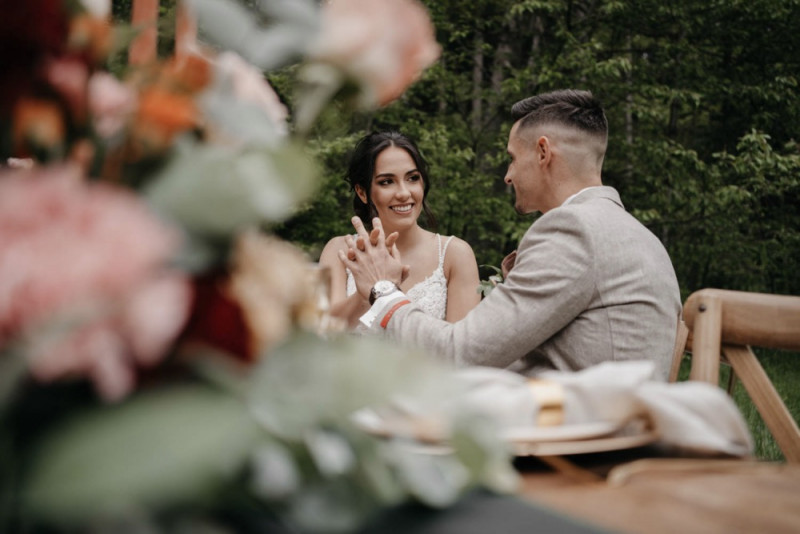 Eine bunte Waldhochzeit in dunklem Grün, Blush, Rot, Gold und Orange