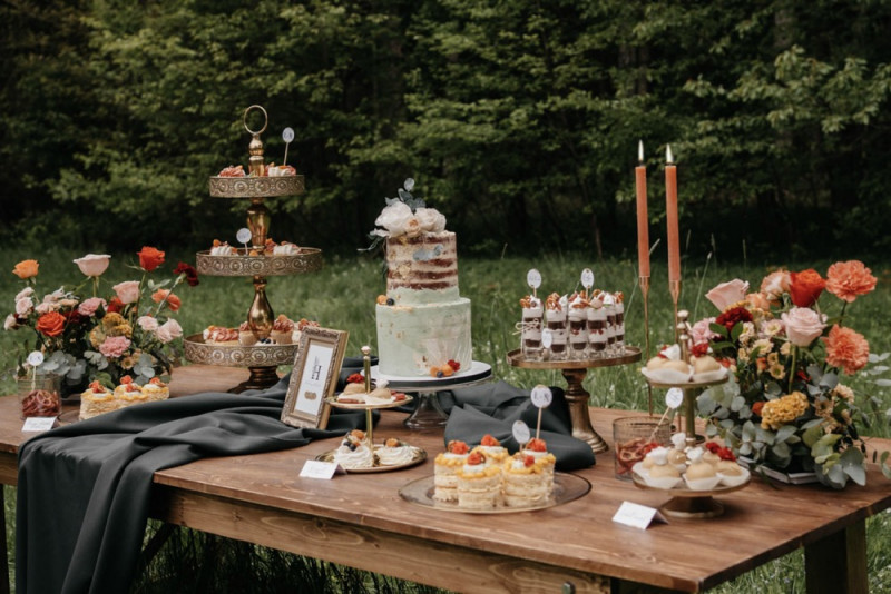 Eine bunte Waldhochzeit in dunklem Grün, Blush, Rot, Gold und Orange