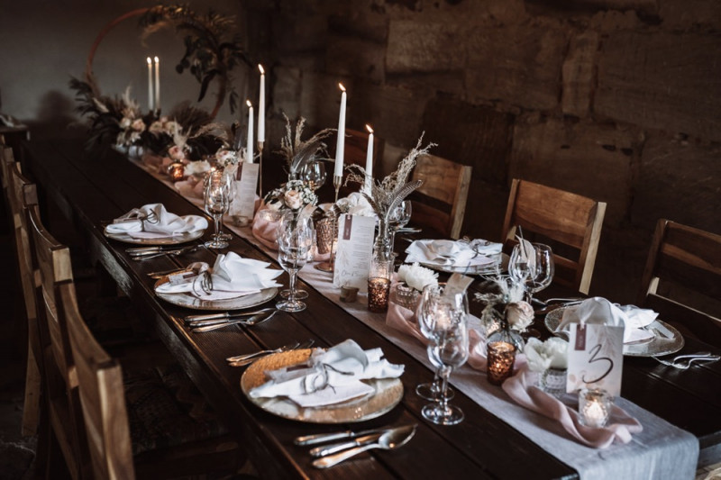 Eine rustikale Bohohochzeit im Freien in den Farben Blush und Grün