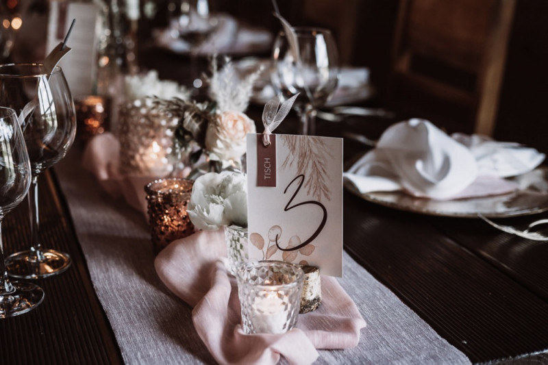 Eine rustikale Bohohochzeit im Freien in den Farben Blush und Grün