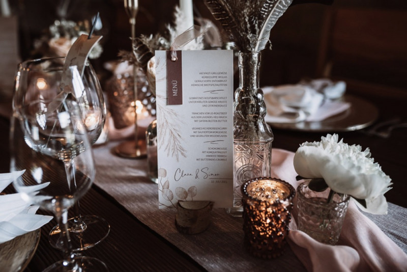 Eine rustikale Bohohochzeit im Freien in den Farben Blush und Grün