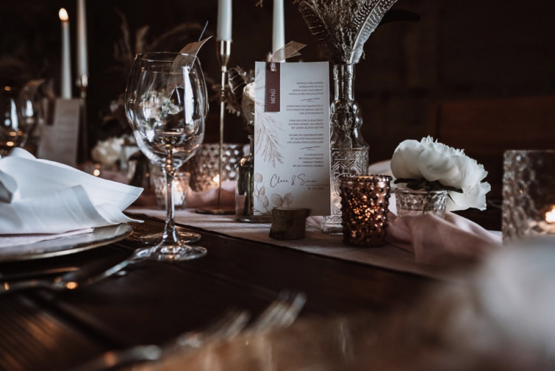 Eine rustikale Bohohochzeit im Freien in den Farben Blush und Grün
