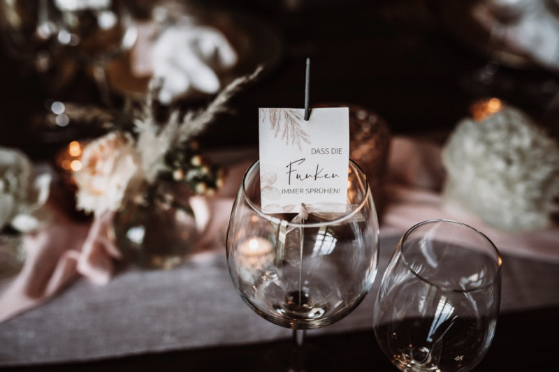 Eine rustikale Bohohochzeit im Freien in den Farben Blush und Grün