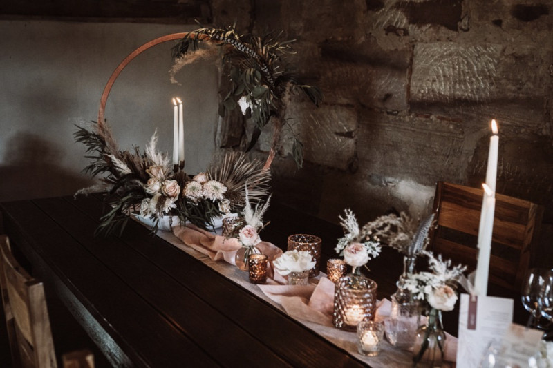 Eine rustikale Bohohochzeit im Freien in den Farben Blush und Grün