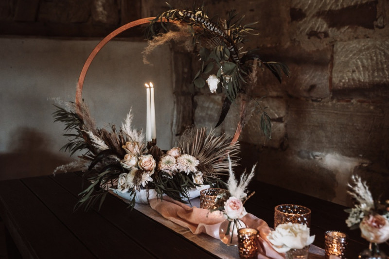 Eine rustikale Bohohochzeit im Freien in den Farben Blush und Grün