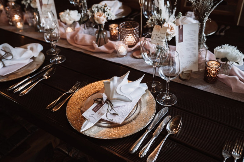 Eine rustikale Bohohochzeit im Freien in den Farben Blush und Grün