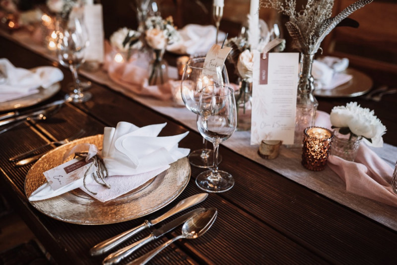 Eine rustikale Bohohochzeit im Freien in den Farben Blush und Grün