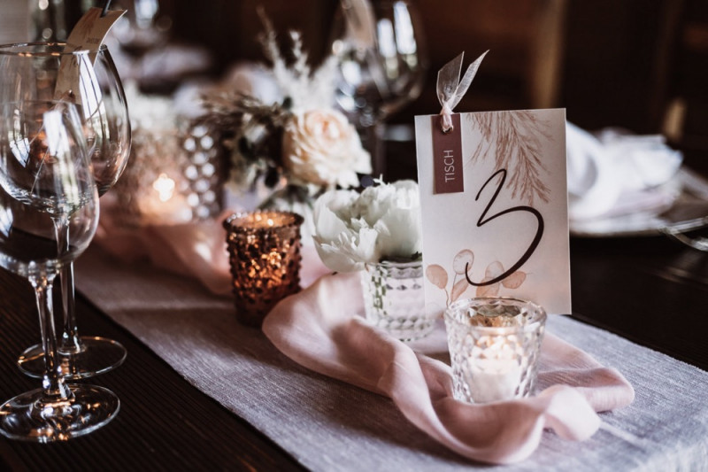 Eine rustikale Bohohochzeit im Freien in den Farben Blush und Grün