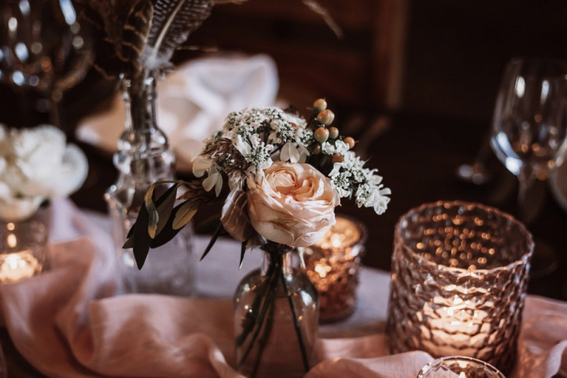 Eine rustikale Bohohochzeit im Freien in den Farben Blush und Grün