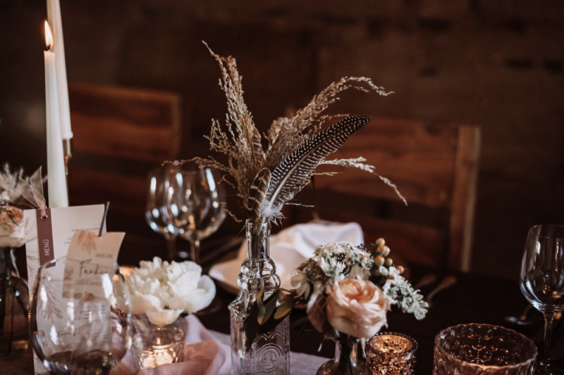Eine rustikale Bohohochzeit im Freien in den Farben Blush und Grün