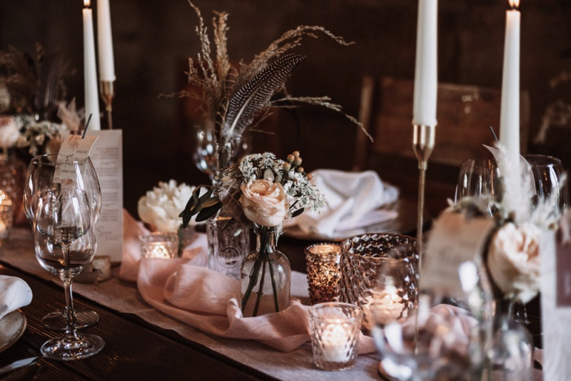 Eine rustikale Bohohochzeit im Freien in den Farben Blush und Grün