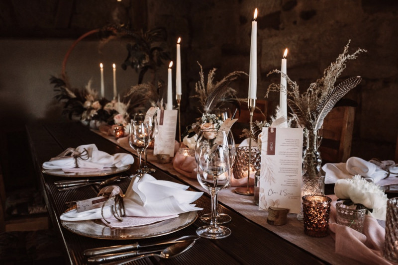 Eine rustikale Bohohochzeit im Freien in den Farben Blush und Grün