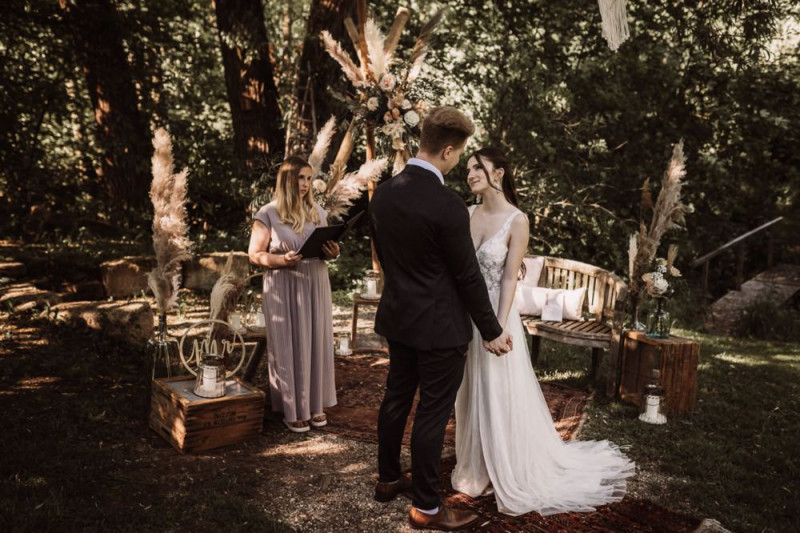 Eine rustikale Bohohochzeit im Freien in den Farben Blush und Grün
